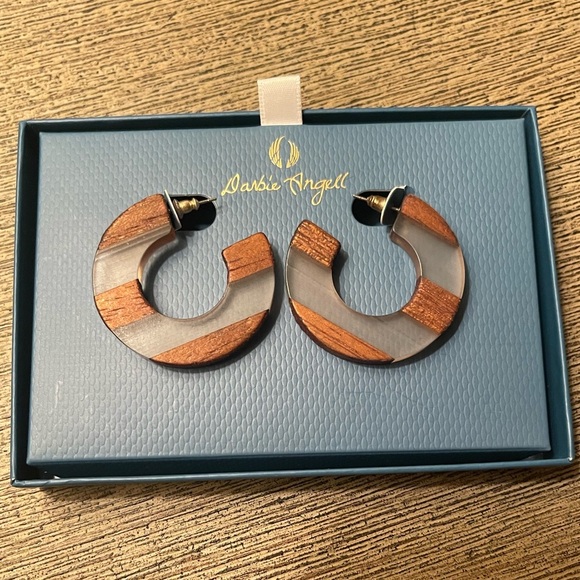 💰ON SALE NEW Darbie’s Angel wood/resin designer earrings. Classic style. NICE! - Picture 2 of 3